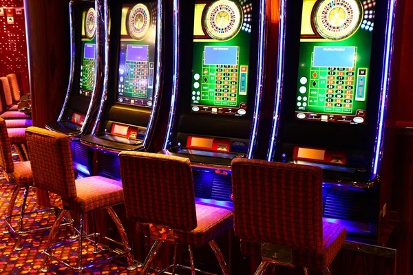 Live dealer action: real-time card dealing and result announcement Live dealer dealing cards in No Commission Baccarat